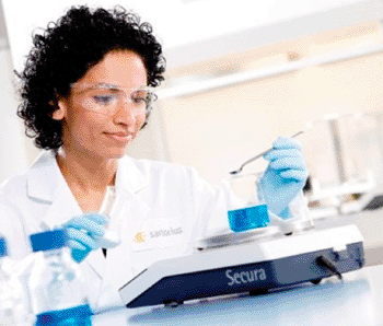 Imagen: Un técnico de laboratorio usando la balanza Secura (Fotografía cortesía de Sartorius).